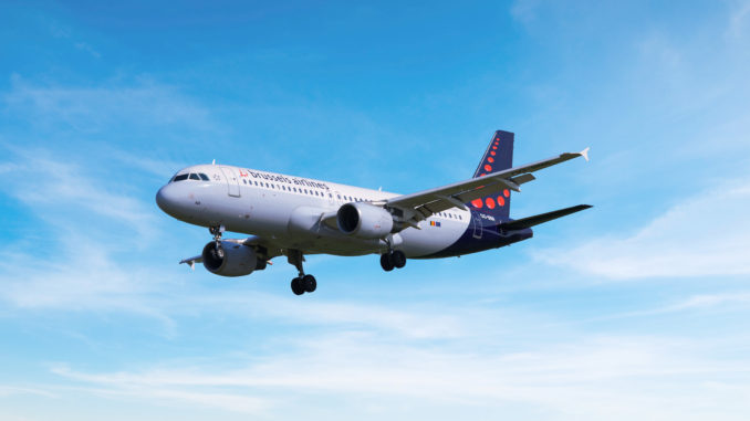 Brussels Airlines AIrbus A320 landing