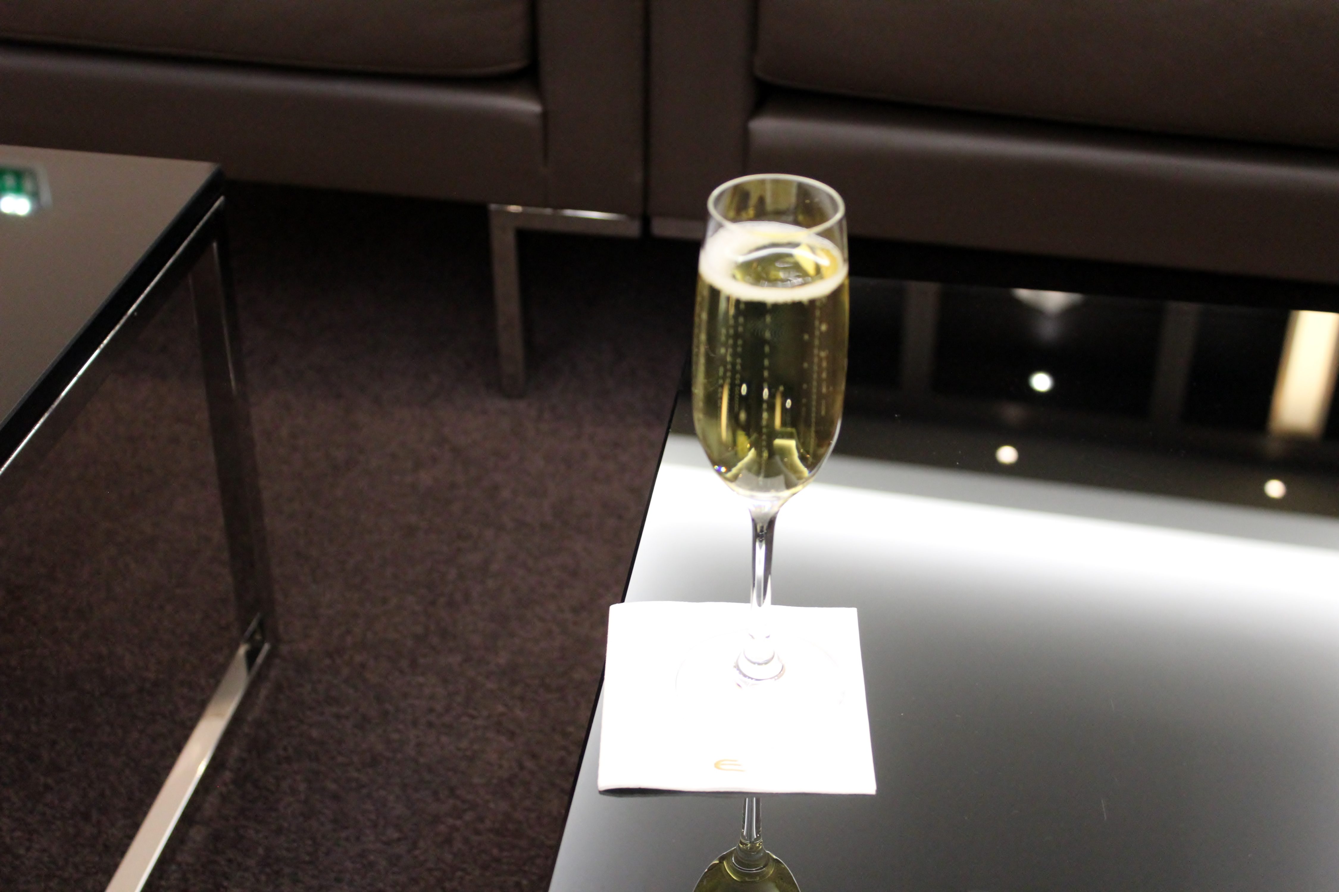 Dinner in the Etihad Lounge Paris CDG champagnen