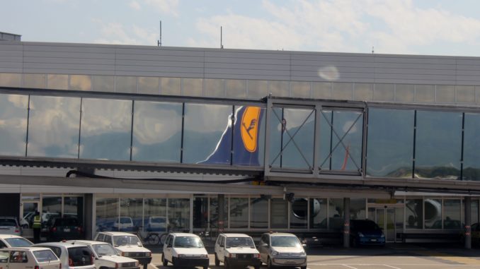 Lufthansa Economy Class Geneva-Frankfurt aircraft tail