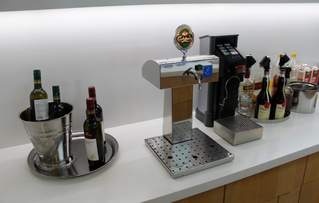 Servisair Aspire Lounge Copenhagen Kastrup self service drinks