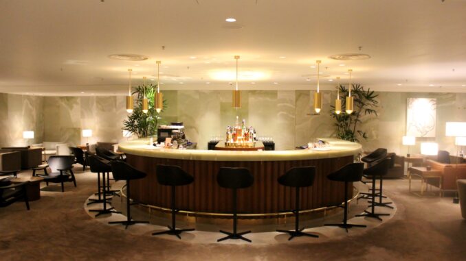 The cocktail bar in the Cathay Pacific The Pier First Class Lounge in Hong Kong