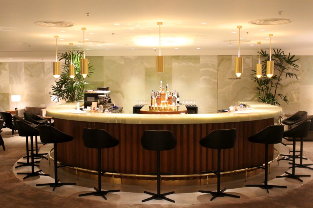 The cocktail bar in the Cathay Pacific The Pier First Class Lounge in Hong Kong