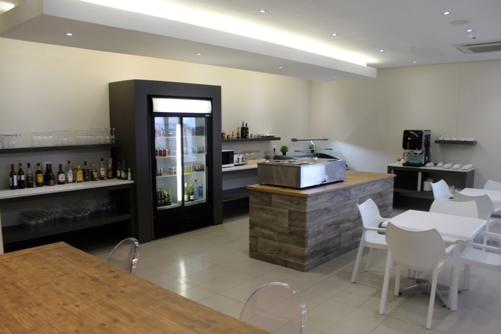 Amushe Lounge, Windhoek, Hosea Kutako