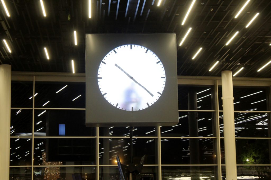 The clock with a man inside at Amsterdam Schiphol airport