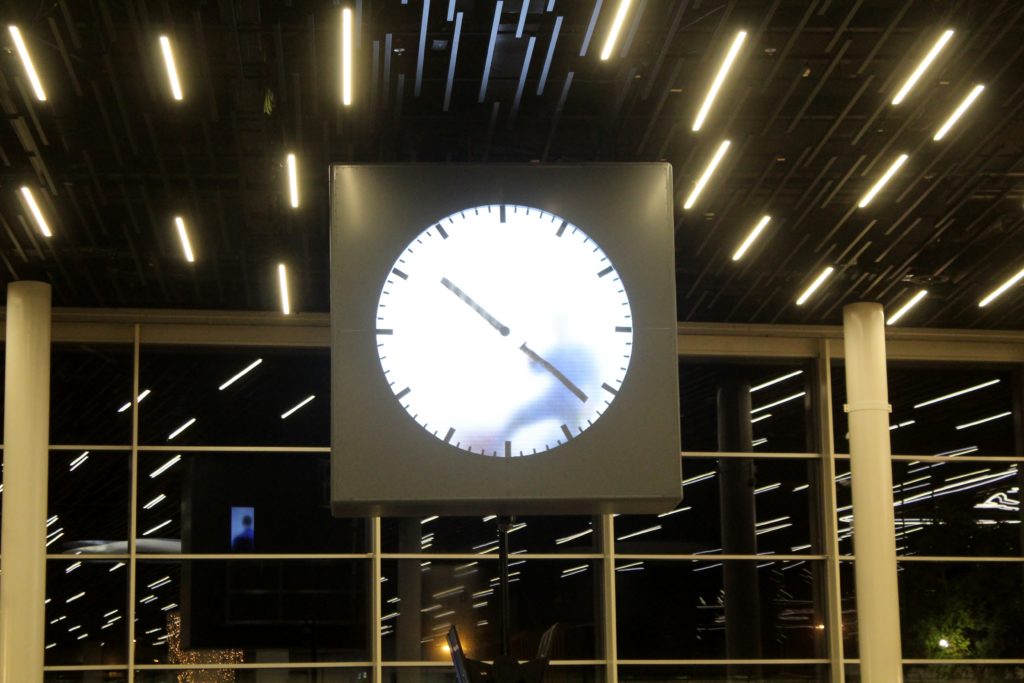 The clock with a man inside at Amsterdam Schiphol airport