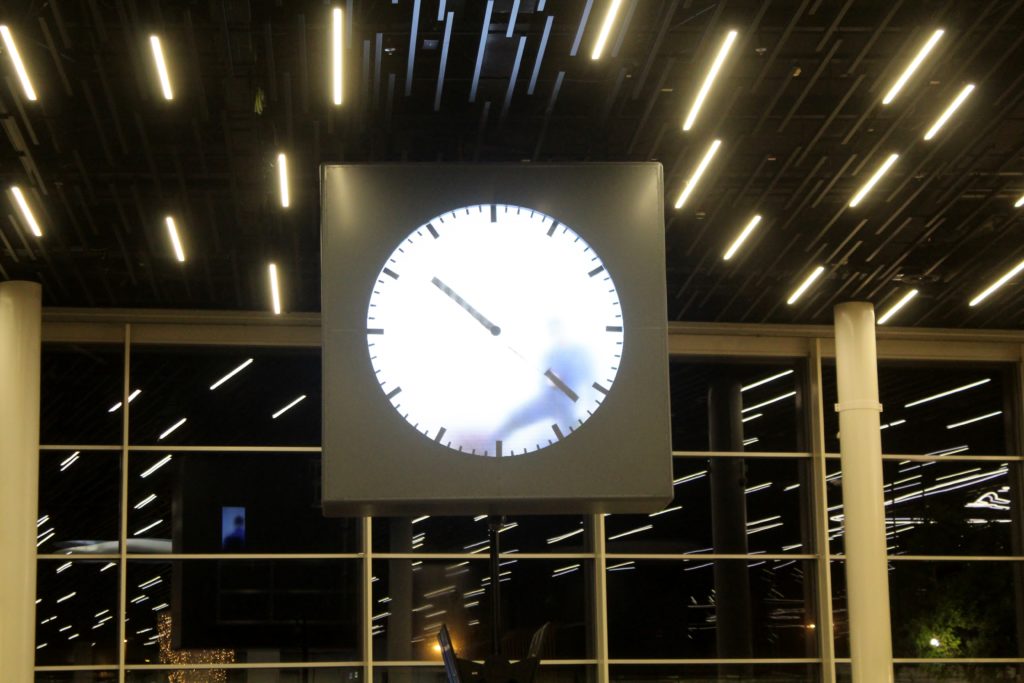 The clock with a man inside at Amsterdam Schiphol airport