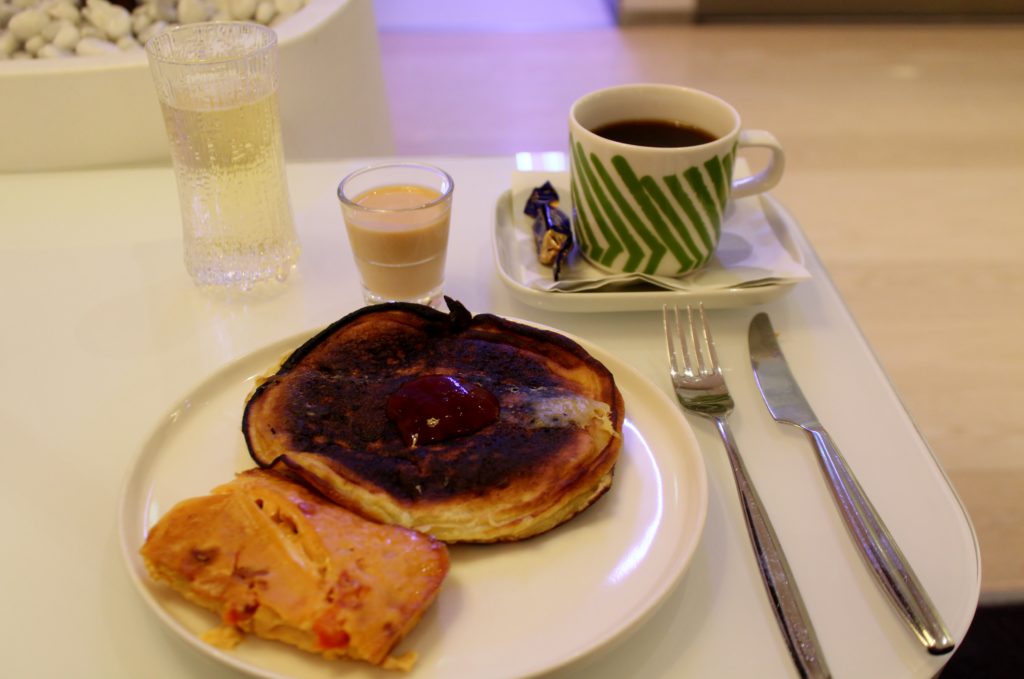 Breakfast in the Finnair Premium Lounge at Helsinki Vantaa