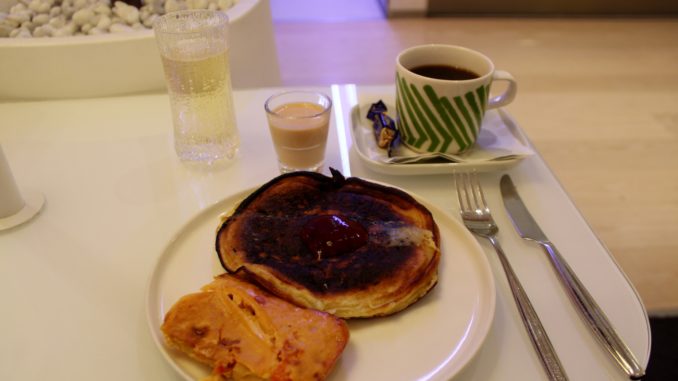 Breakfast in the Finnair Premium Lounge at Helsinki Vantaa