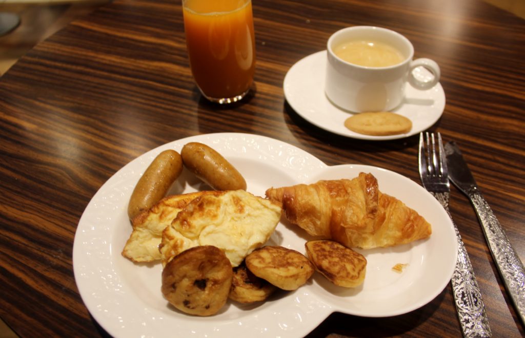 Breakfast in the KLM Crown Lounge at Amsterdam Schiphol