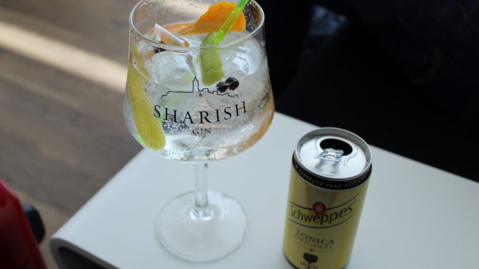 Gin & tonic in the TAP Portugal Lounge in Lisbon