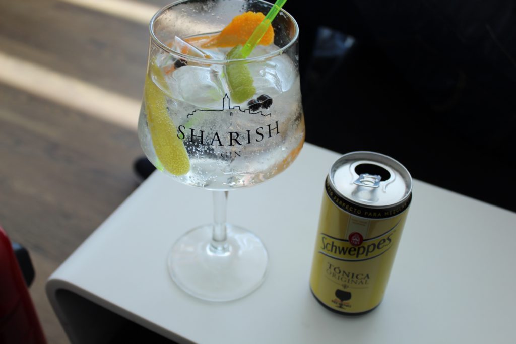 Gin & tonic in the TAP Portugal Lounge in Lisbon