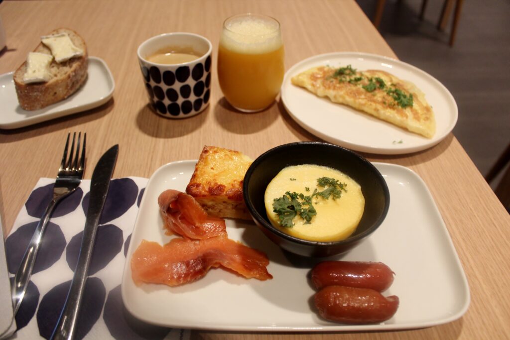 Breakfast in Finnair Platinum Wing in Helsinki