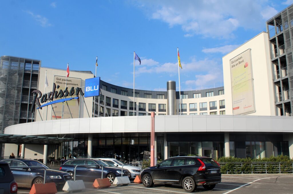 Radisson Blu Hamburg Airport Parken morepremium.com