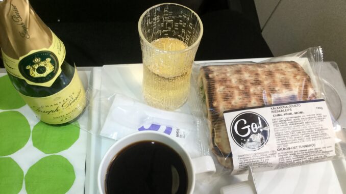 Evening snack in Finnair Business Class Helsinki-Stockholm on the Embraer 190