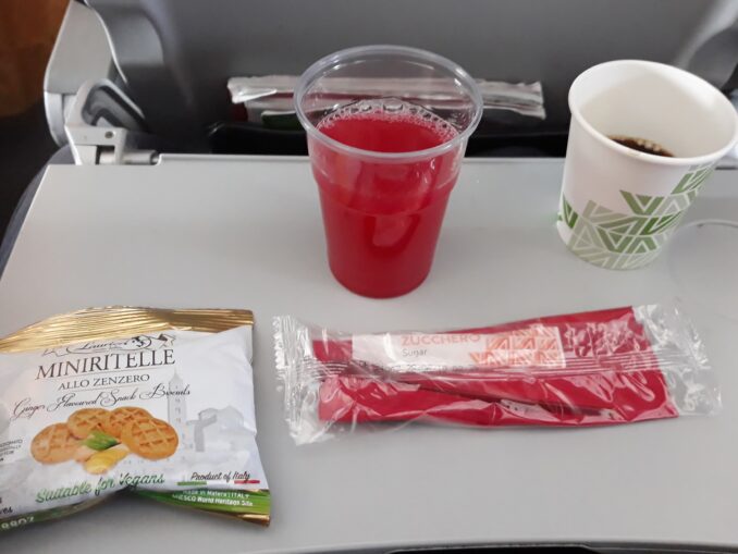 Snacks in Alitalia economy class