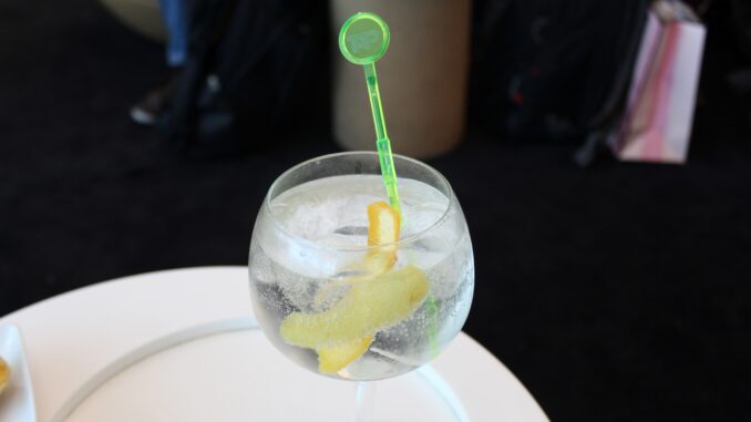 Gin & tonics at the bar in the TAP Lounge at Lisbon Airport