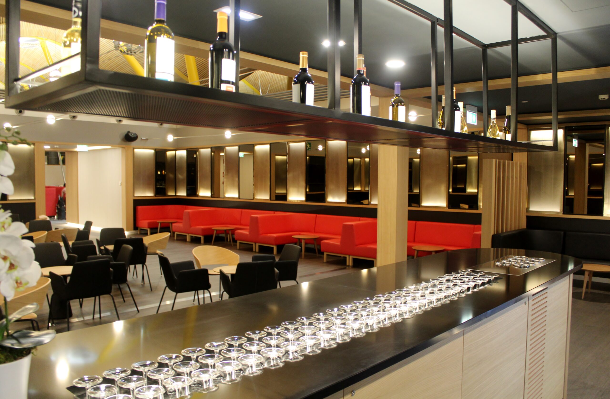 Photos: The wine bar in the new Iberia Sala VIP Dali Lounge at Madrid  Barajas 